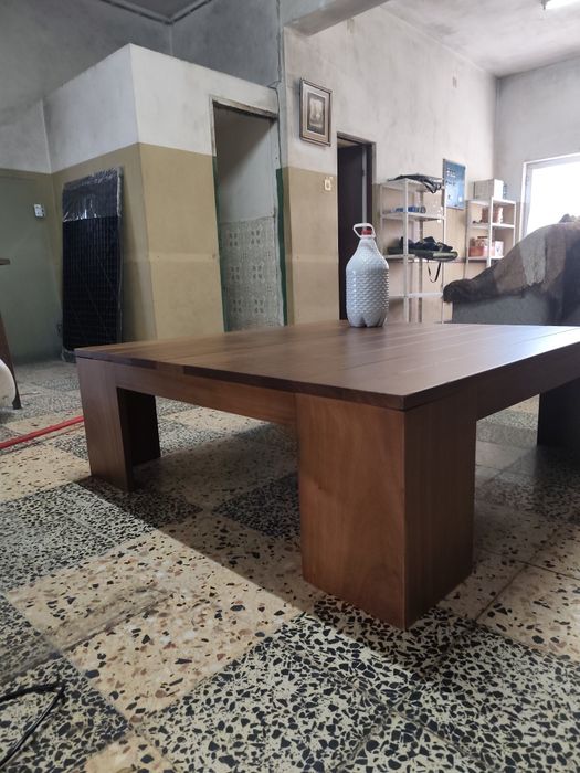 Mesa de centro em madeira maciça de kambala escura (iatanza) África.