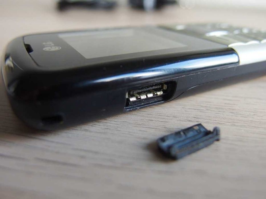 kolecnonerski retro telefon gsm  LG KP107