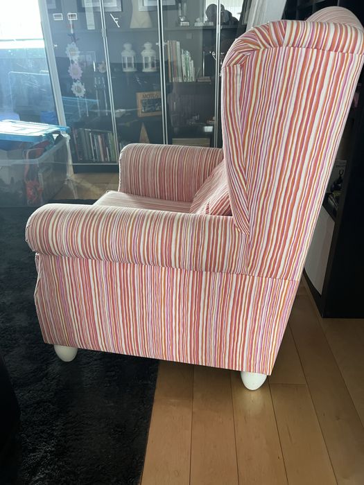 Cadeirão de orelhas e descanso