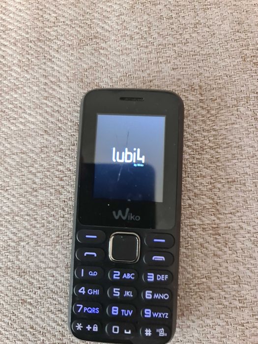Telemovel Antigo Wiko leva 2 cartões têm um risco no visor muito leve mesmo preto