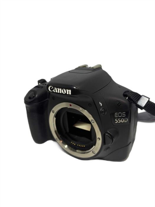Aparat Canon EOS 550D z obiektywem 18-55 i ładowarką