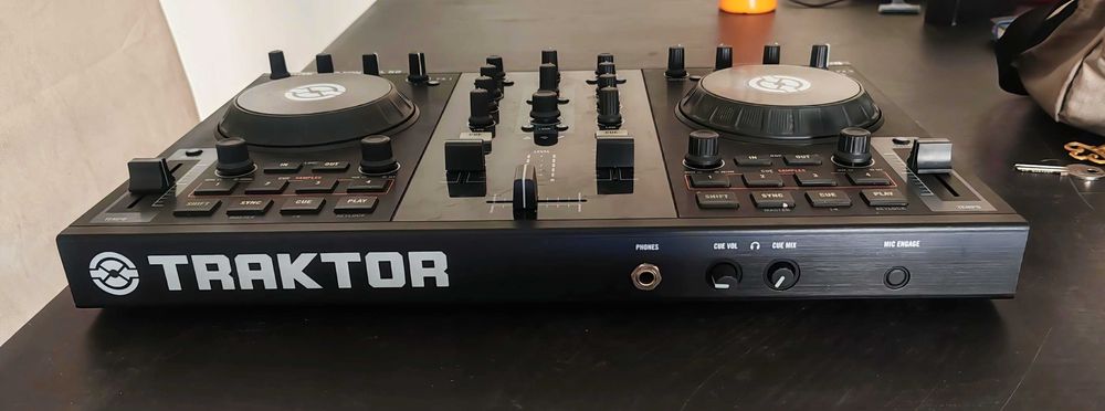 Native Instruments Traktor Kontrol S2 MK1 – 85 €