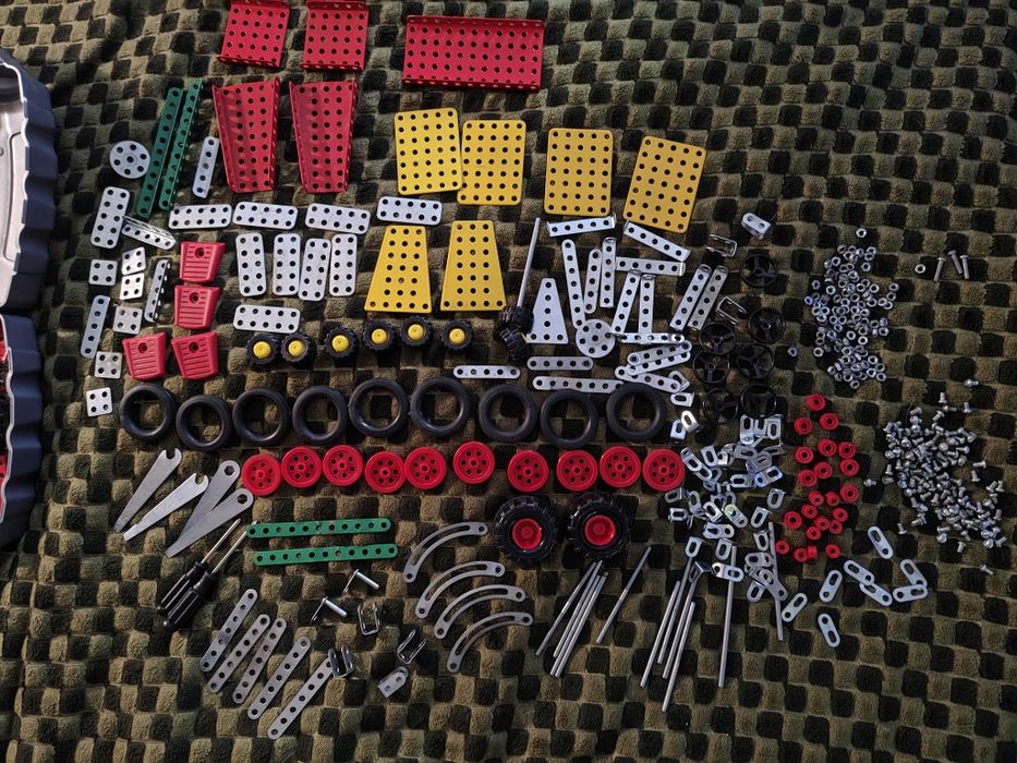 Продам металевий конструктор, декілька наборів