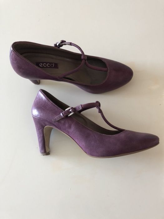 Sapatos da marca ecco, em pele