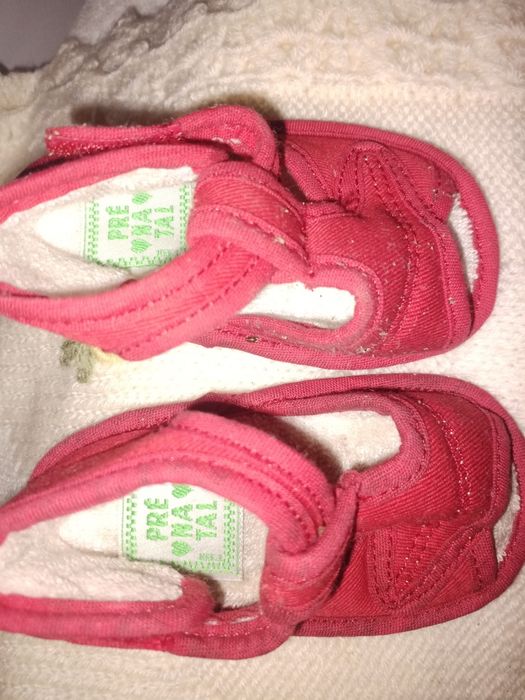 Varios sapatos recem nascido