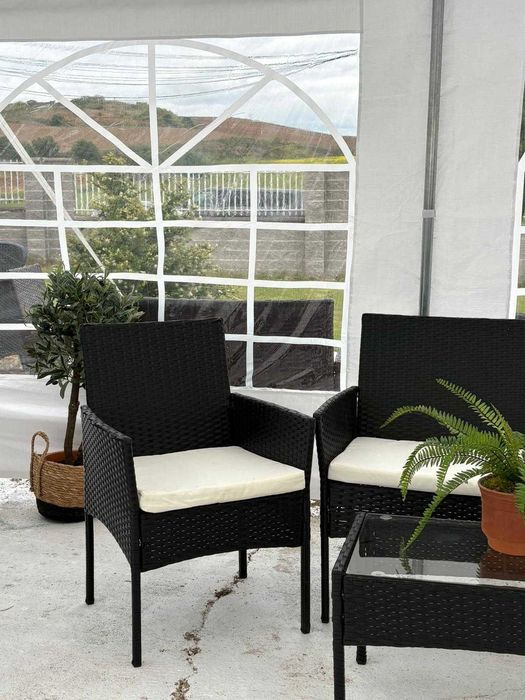móveis: sofá, 2 cadeiras, mesa