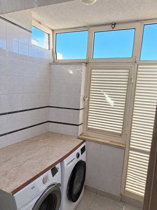 T2 luminoso com garagem, elevador e pátio interno em Telheiras / Lumiar
