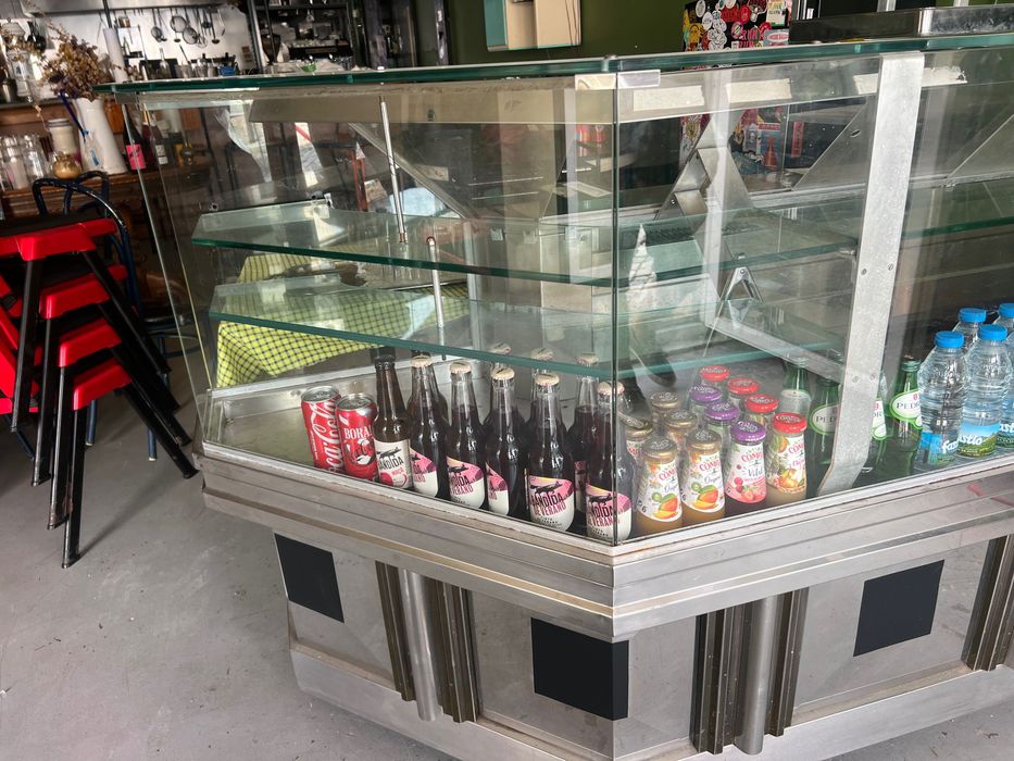 Vitrine Refrigerada Profissional em Inox e Vidro