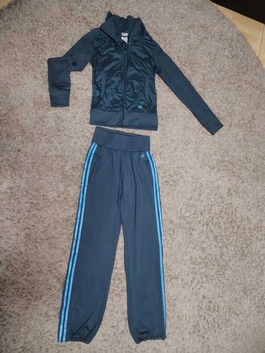 Продам дуже гарний тв стильний спортивний костюм Adidas!розмір 42-44