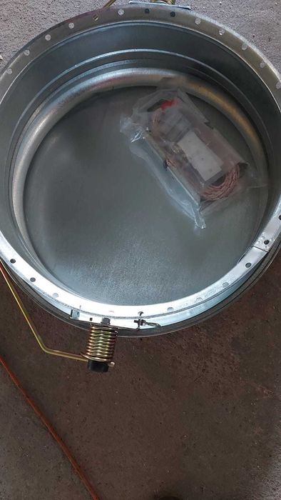 Pokrywa  z zamkiem sprężynowym + kołnierz  do silosów paszowych