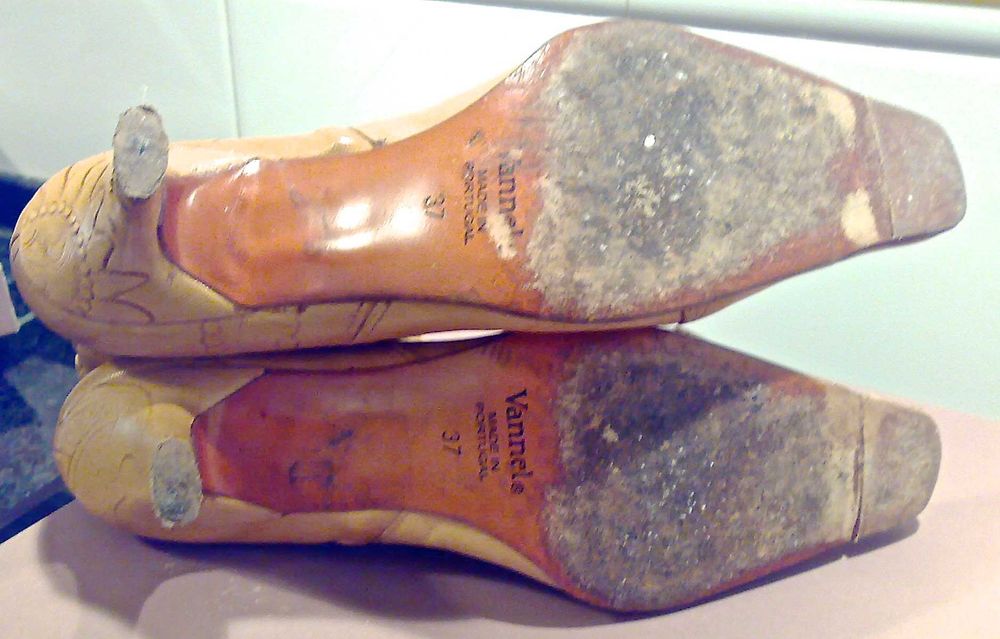 Botas em pele usadas em bom estado