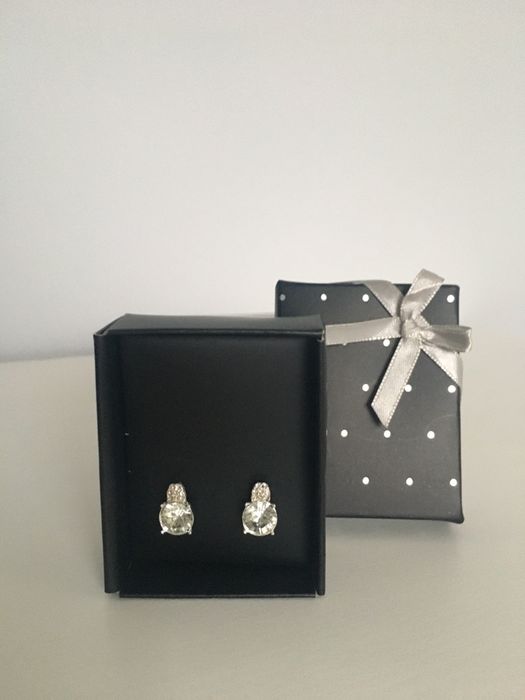 Kolczyki przezroczyste Avon