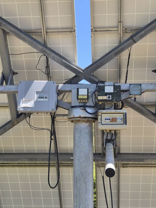 Painel solar com estrutura a vender electricidade à companhia