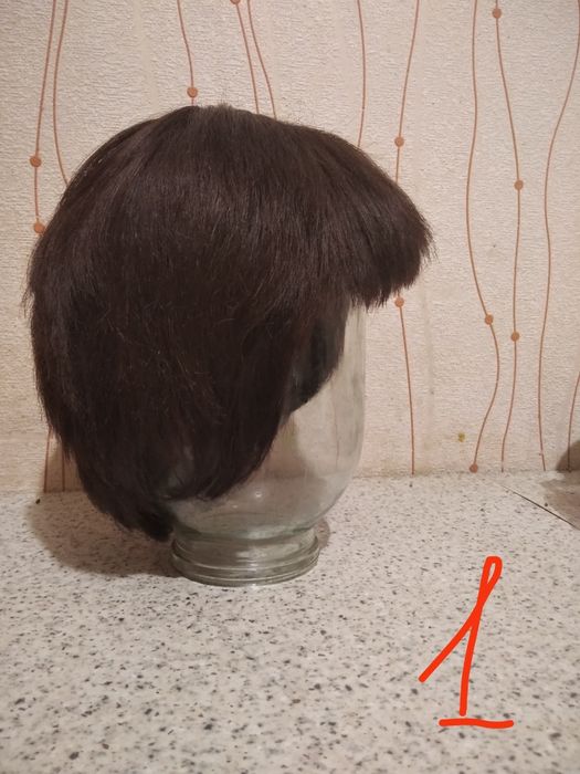 Парики женские, короткие стрижки, тёмные тона.