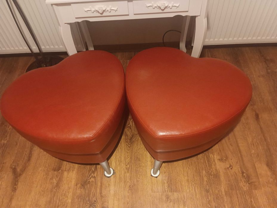 biurko + toaletka z pufami