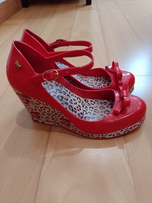 Sapatos vermelhos de plataforma