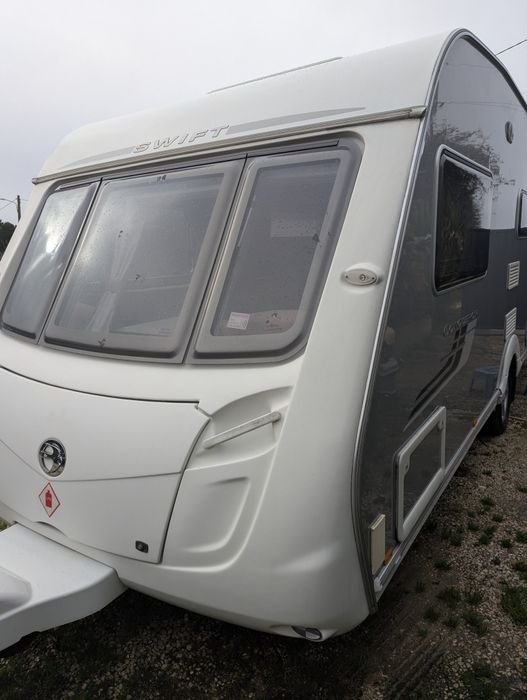 /Caravana/ Impecável/4 pessoas/levo ao local