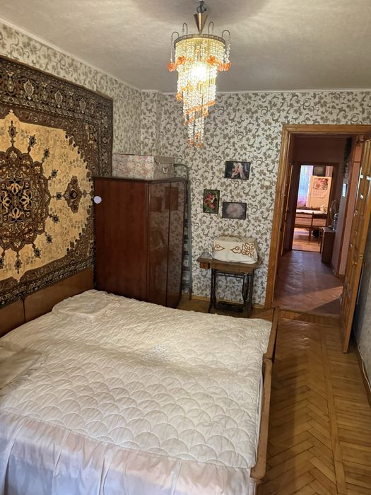 Продам 2 кімнатну сталінку в центрі . Сковороди 36