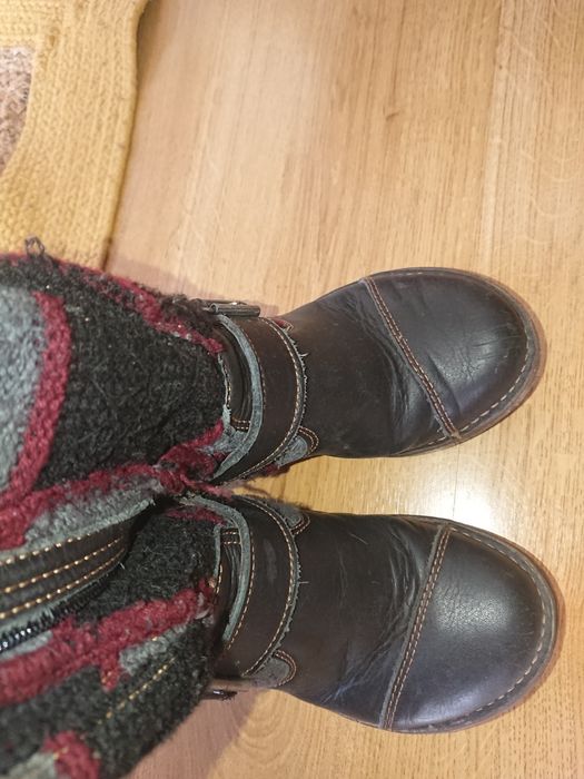 Botas em pele preta.