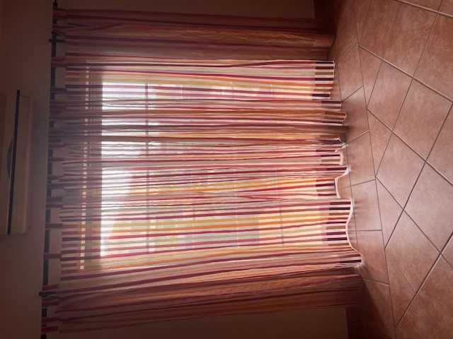 Cortinados de riscas em tons quentes