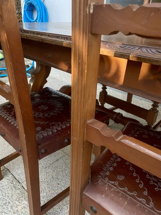 Mesa de Jantar Rústica em Madeira Maciça + 8 Cadeiras com Couro Trabalhado / Estilo Espanhol