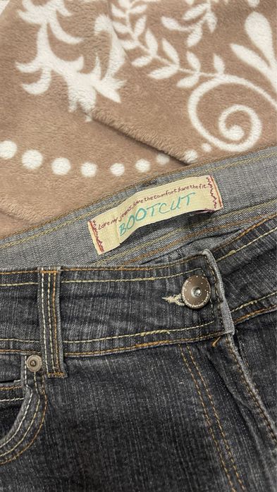 Жіночі джинси кльош