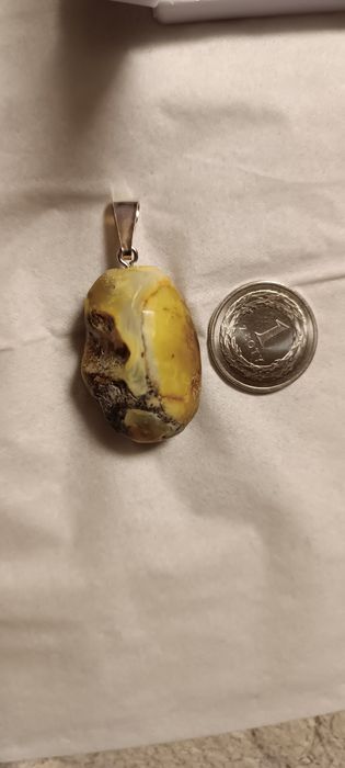 wisiorek z bursztynu