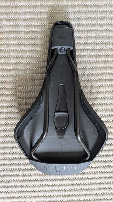 Selim de BTT Fizik Terra Aidon X3 de 145mm - NOVO