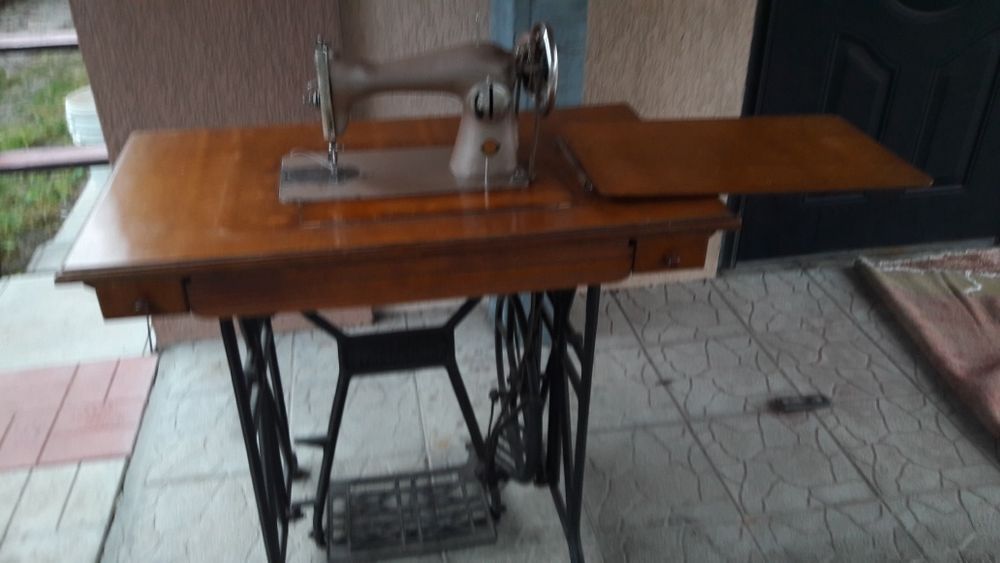 Продам швейну машинку