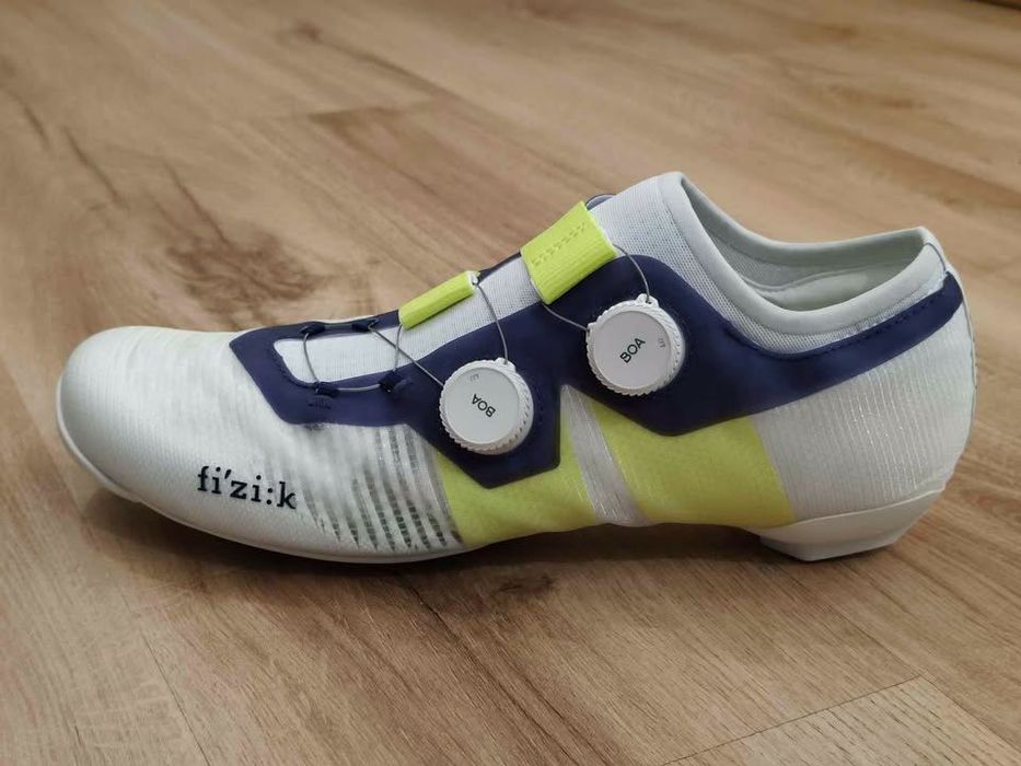 Sapatos de estrada Fizik Vega Carbon modelo 2025 Team Movistar