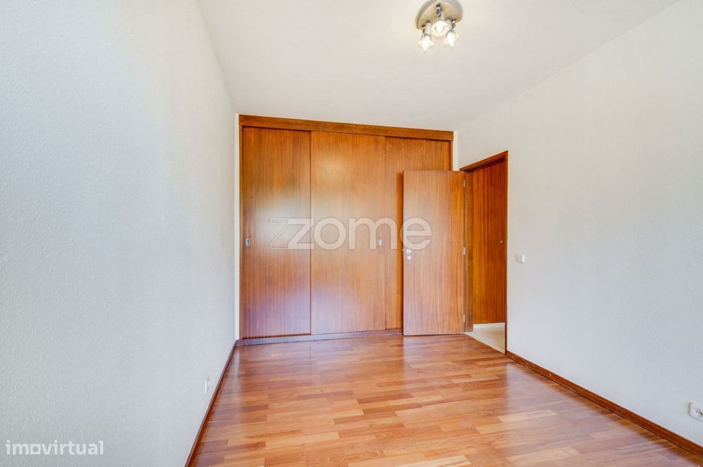 Apartamento T2 com Garagem para Arrendamento - Metro do Campo Grande
