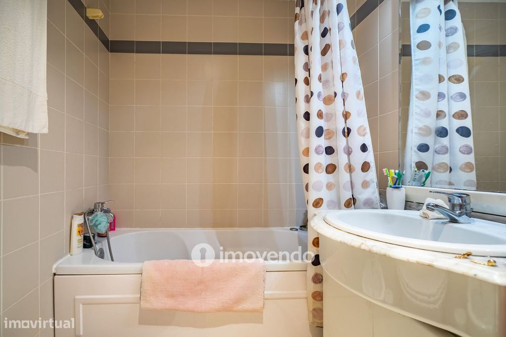 Apartamento T3 com áreas amplas, varandas e arrecadação, em Alverca