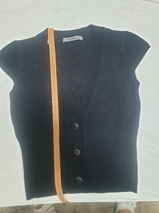 Жилетка черная на девочку 5-7 лет р 122