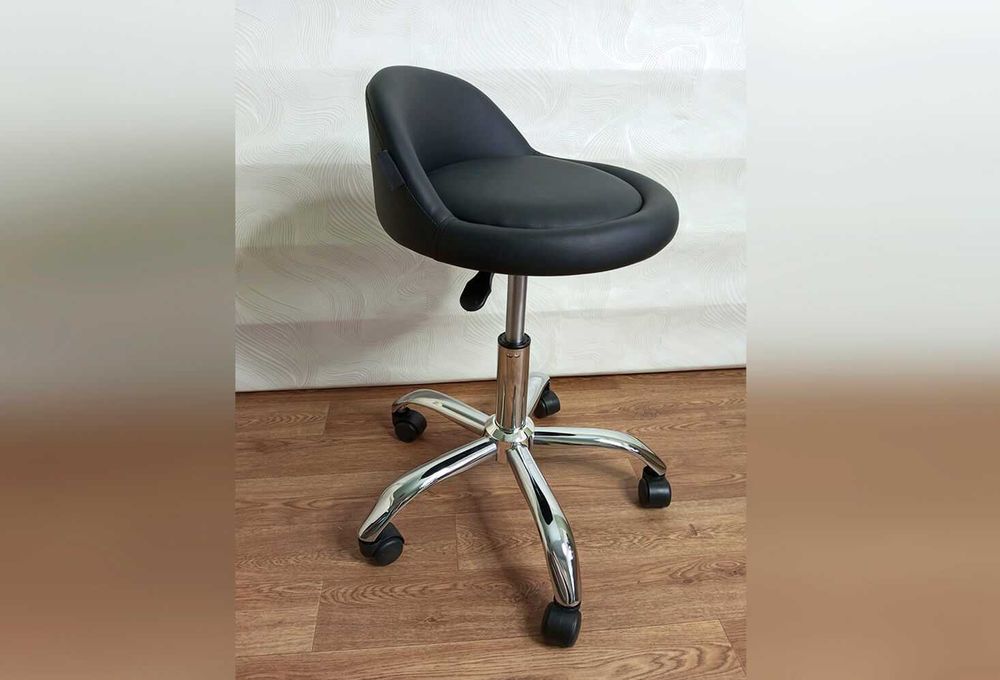 Стул маникюрный офисный на колесиках для мастера Ns-175 черное кресло