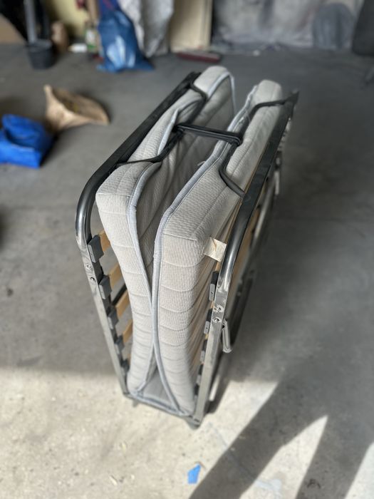 Łóżko polowe z materacem