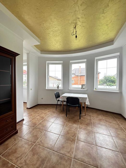 Продам новий будинок з ремонтом 245м2/10соток в Крихівцях.