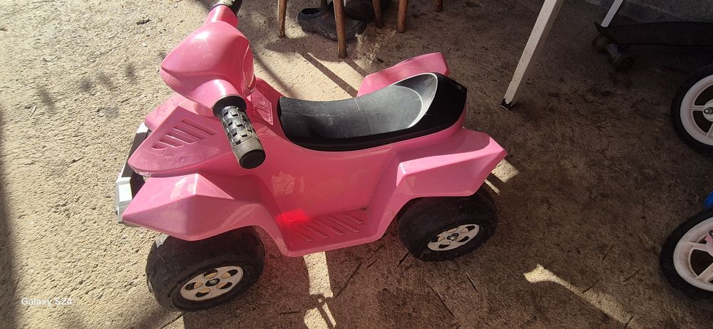 Moto rosa criança