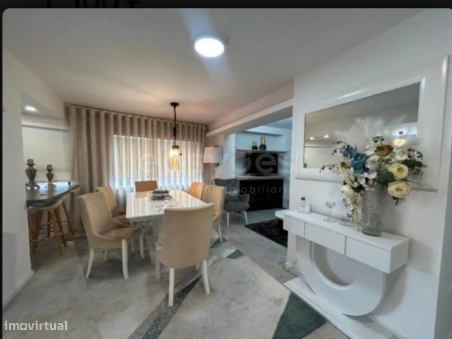 Apartamento T3 com lugar de garagem situado nas Barrocas