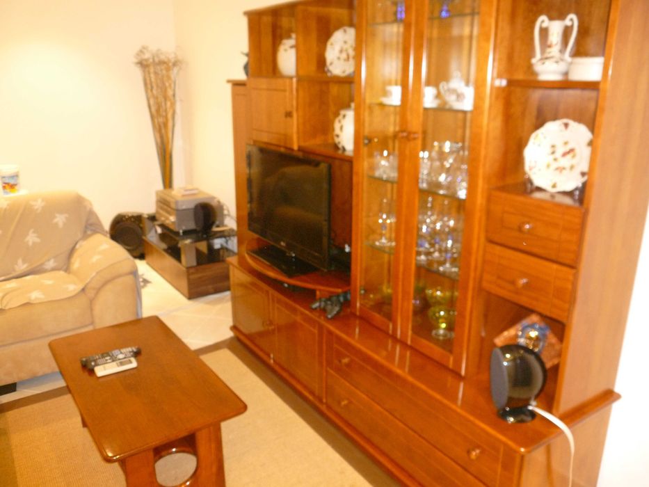 Mobília de Sala composta por Mesa, e Cadeiras e Móvel de TV