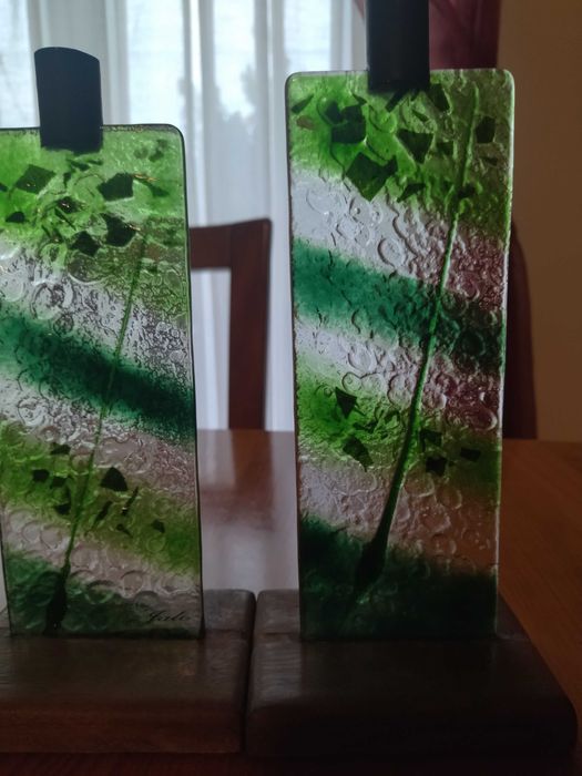 Suportes para velas em vidro trabalhado com base de madeira.