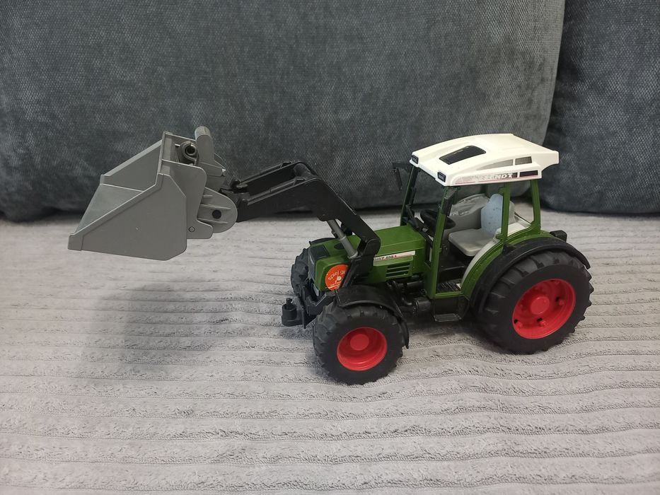 Трактор з ковшем Fendt від Bruder