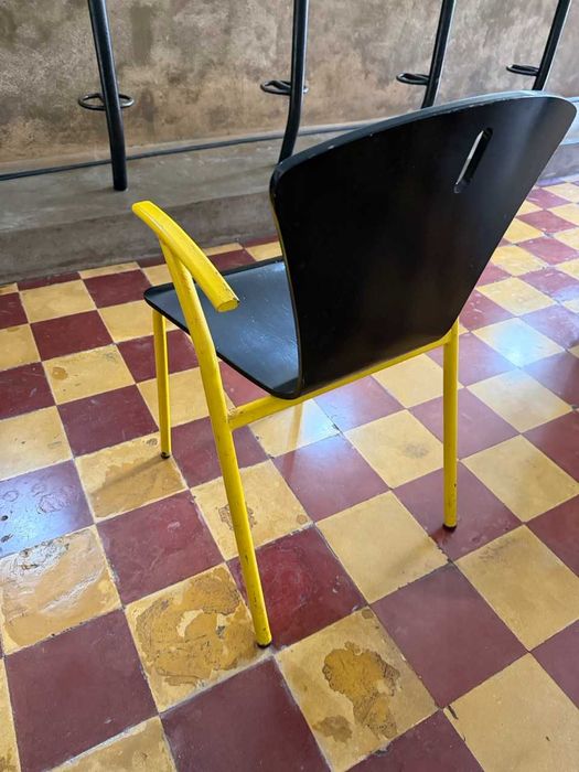 Cadeiras com braços – verdes e amarelas – 14 disponíveis