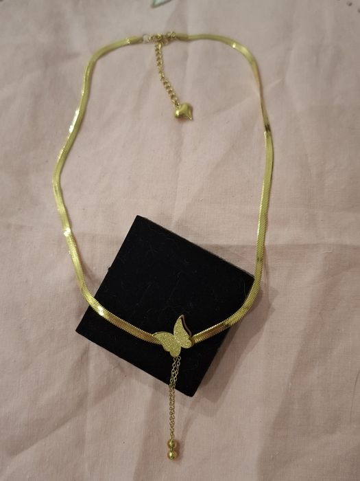 Colar / Gargantilha borboleta dourado em Aço
Novo