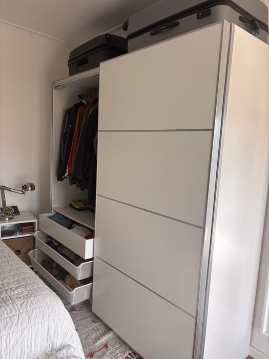 2 roupeiros IKEA PAX 200 cm com portas de correr e interiores