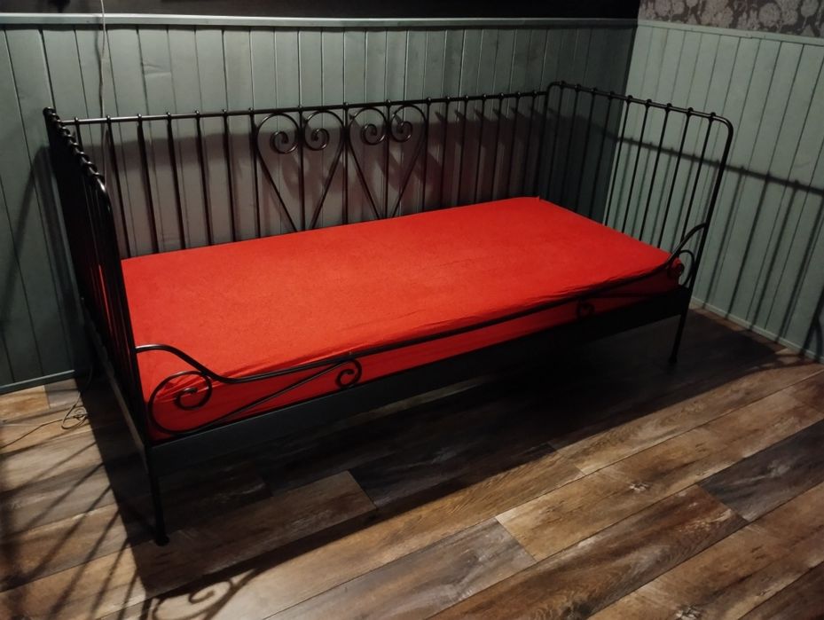 Łóżko IKEA 90x200 kompletne ze stelażem i materacem. Metalowe, czarne