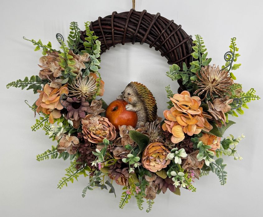 Wianek jesienny ratanowy 36 cm z jeżykiem i jabłkiem