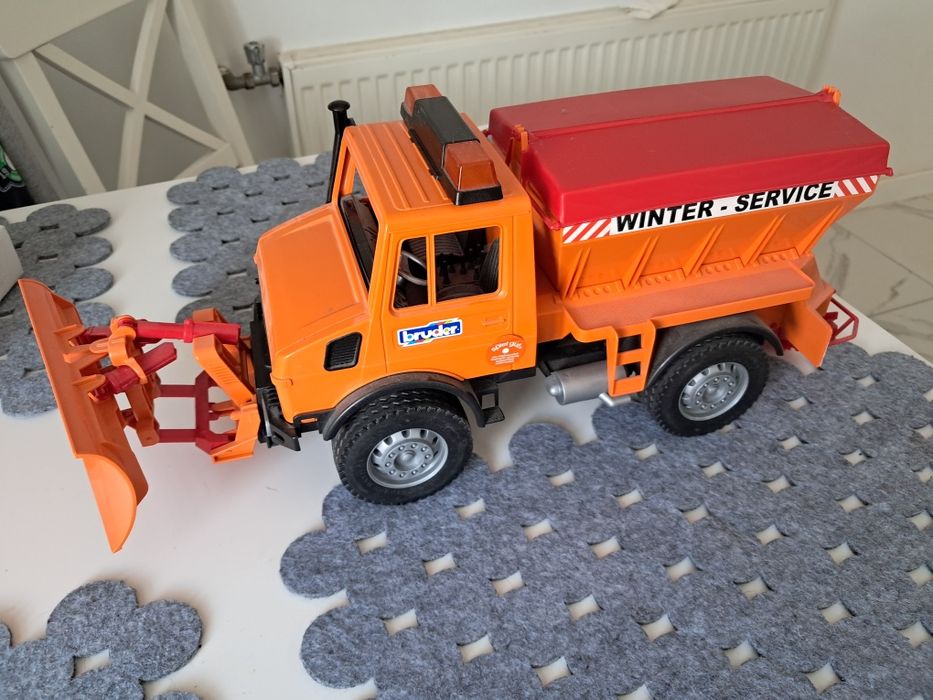 Odśnieżarka piaskarka firmy BRUDER