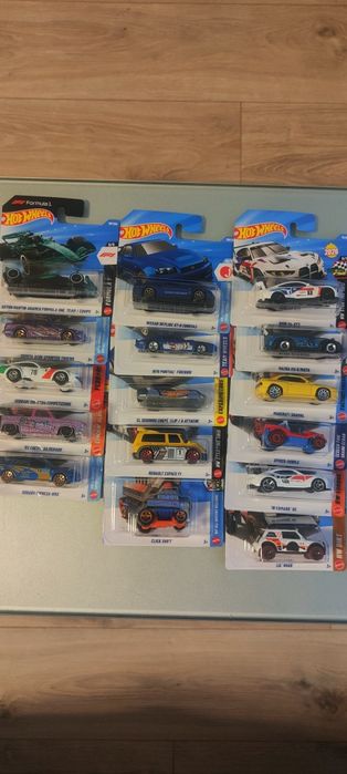 Hot Wheels BMW Nissan i inne Case K