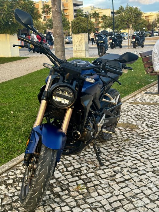 Honda cb300r com 19 mil