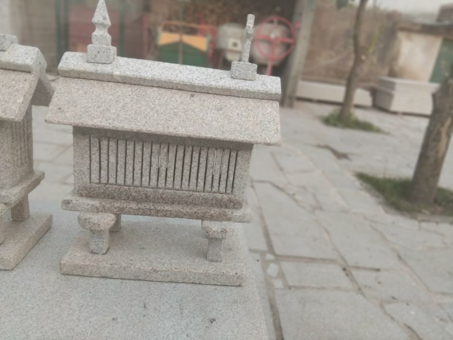 Espigueiros pequenos em granito